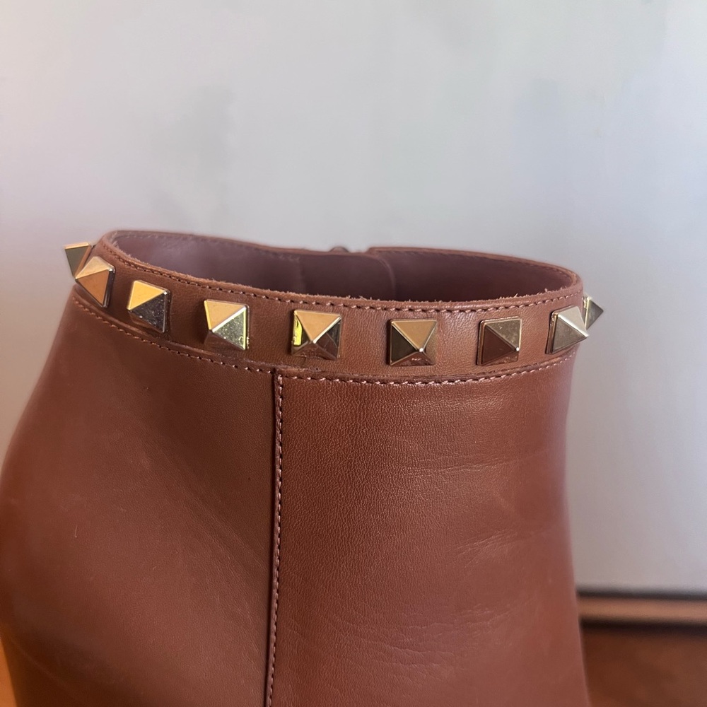 Valentino Garavani Camel Leather Pointed Ankle Booties with Gold Stud Trim - Picture 4 of 9